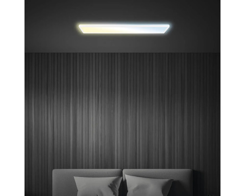 Éclairage clair de chambre à coucher avec plafonnier horizontal au-dessus de la tête de lit.