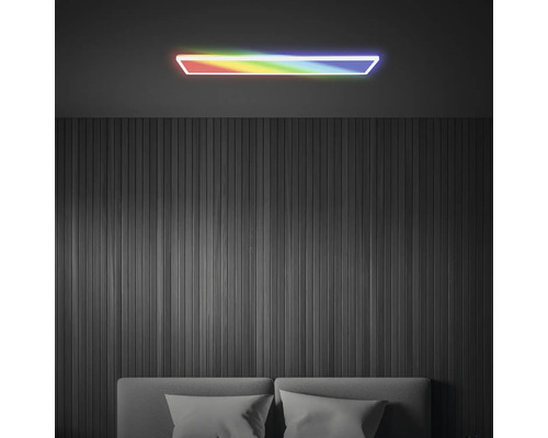 Chambre avec un lit et un plafonnier coloré