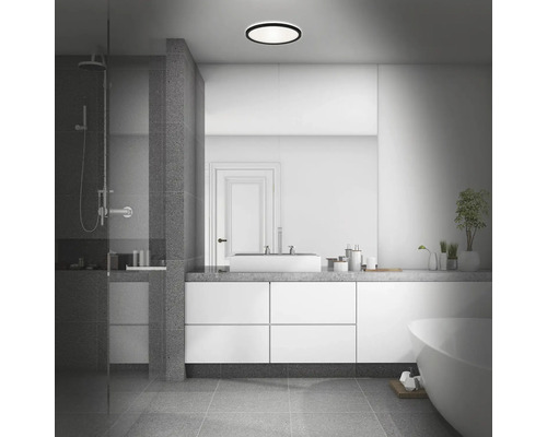 Badezimmer mit Dusche, Waschtisch und Deckenleuchte