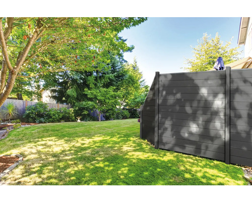 Vue du jardin avec clôture d''intimité en bois