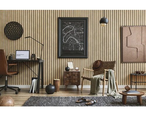 Helles Zimmer mit Holzvertäfelung, Schreibtisch, Stuhl und dekorativen Elementen für ein modernes Ambiente.