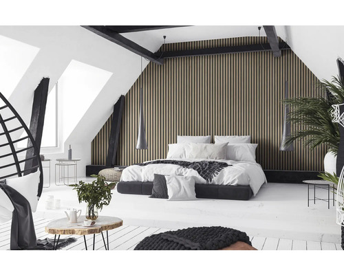 Helles Schlafzimmer im Dachgeschoss mit Holzpaneelen an der Wand, Doppelbett und dekorativen Elementen.