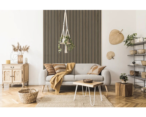 Wohnzimmer mit Sofa, Holzwandpaneelen, Tisch und Dekorationen