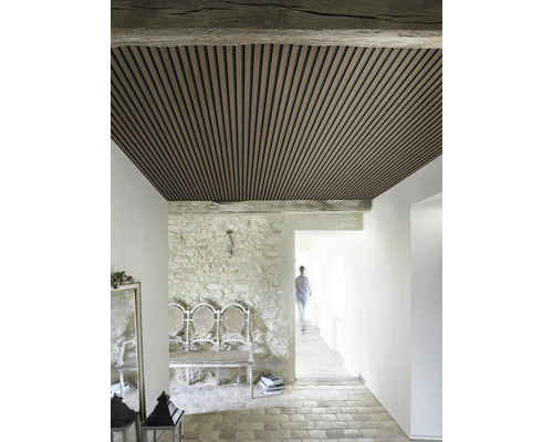 Innenaufnahme eines Flurs mit Holzdeckenverkleidung, Steinwänden und Sitzbank