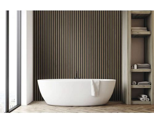 Badezimmer mit freistehender Badewanne, Holzvertäfelung und Regal