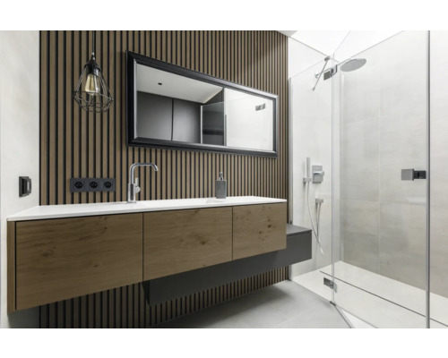 Modernes Badezimmer mit Holzpaneelwand, Waschtisch, Spiegel und Duschkabine.