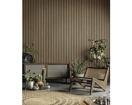 Raumansicht mit Holzpaneelwand, Sessel, Teppich, Sideboard und Zimmerpflanzen für ein gemütliches Ambiente.