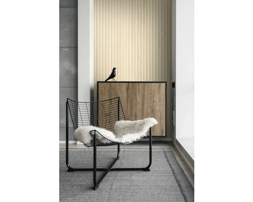 Helles Zimmer mit Sessel, Teppich und Wandpaneelen