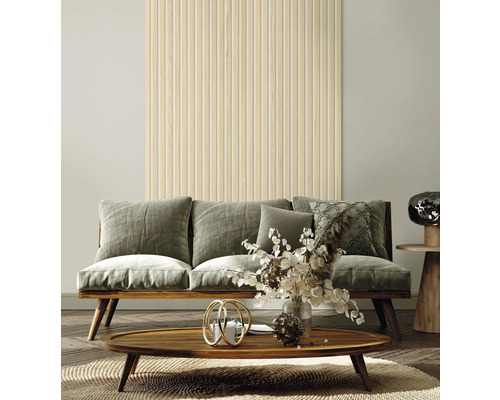 Wohnzimmer mit Sofa, Couchtisch und Wandpaneel