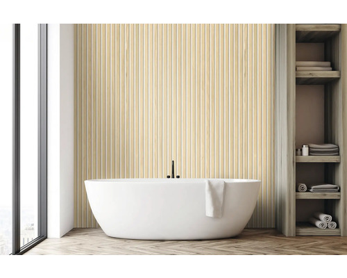 Badezimmer mit freistehender Badewanne, Holzpaneelwand und Regal