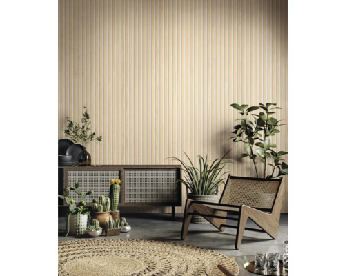 Wohnzimmer mit hellem Interieur, Rattanmöbeln und verschiedenen Zimmerpflanzen