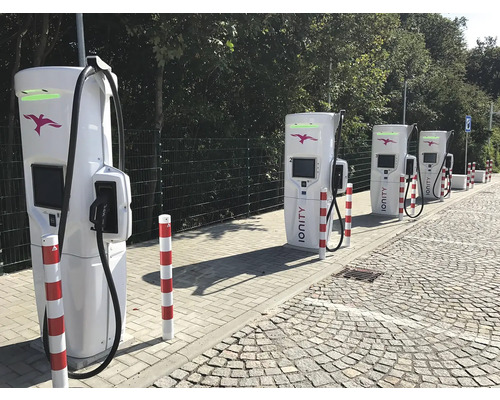 Rangée de bornes de recharge pour voitures électriques en extérieur
