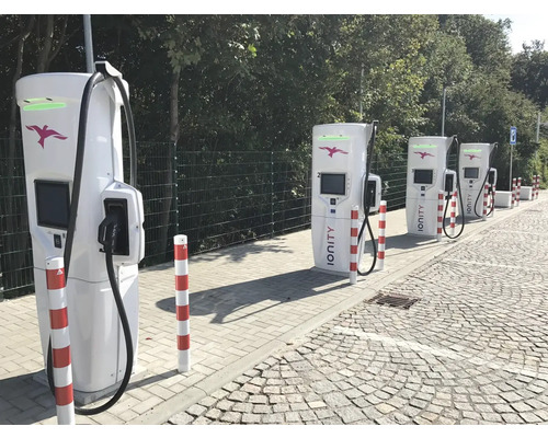 Plusieurs bornes de recharge pour voitures électriques alignées.