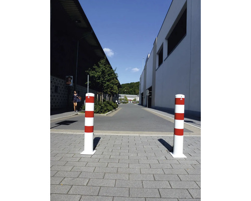 Deux bornes de circulation à rayures rouges et blanches pour la gestion du trafic