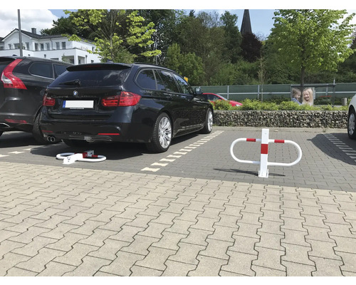 Geparktes Auto mit Parkplatzsperre