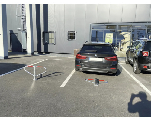 Parkplatz mit umklappbarem Parkbügel zur Fahrzeugsicherung