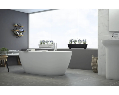 Salle de bains lumineuse avec baignoire îlot, lavabo et décoration