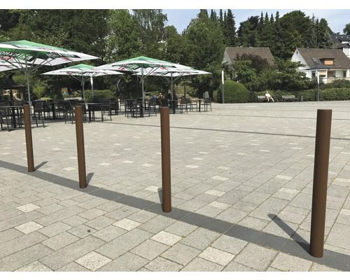 Poteaux délimitant une place avec des sièges