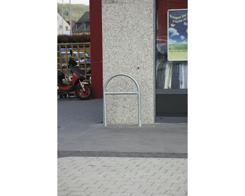 Support à vélos en métal devant un bâtiment