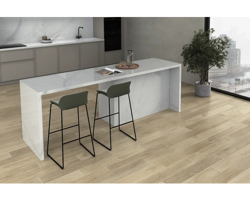 Helle Küche mit Holzboden, Kücheninsel und Barhockern