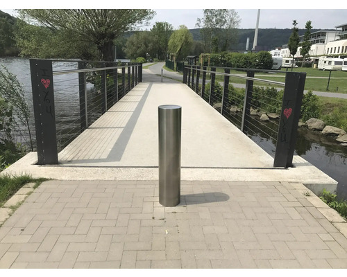 Passerelle avec rambarde au-dessus d''une rivière