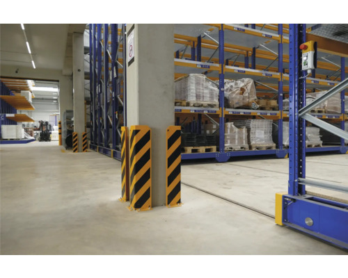 Ein Lagerraum mit Regalen und Säulen mit Anfahrschutz