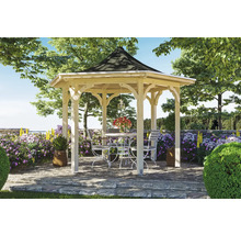 Holzpavillon mit Tisch und Stühlen in einem Garten