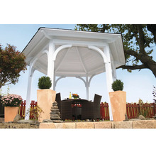 Weißer Pavillon mit Sitzgruppe im Garten