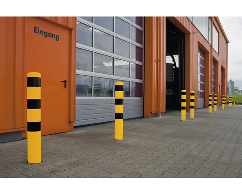 Gelbe Anfahrschutzpfosten mit schwarzen Streifen vor einem Gebäude