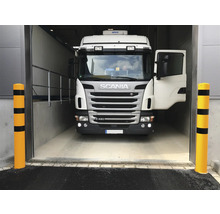 Camion devant l''entrée d''un bâtiment avec protection contre les chocs