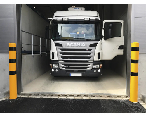 Camion devant l''entrée d''un bâtiment avec protection contre les chocs