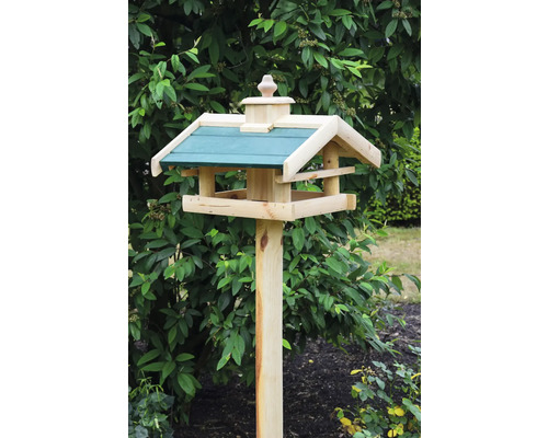 Nichoir en bois avec support dans le jardin