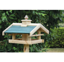 Maison pour oiseaux en bois avec toit sur un poteau