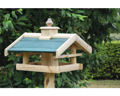 Maison pour oiseaux en bois avec toit sur un poteau