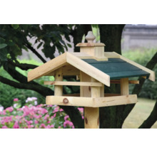 Nichoir en bois avec support dans le jardin