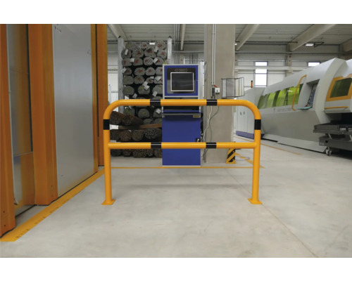 Geländer zur Absicherung von Gefahrenbereichen in einer Industriehalle.