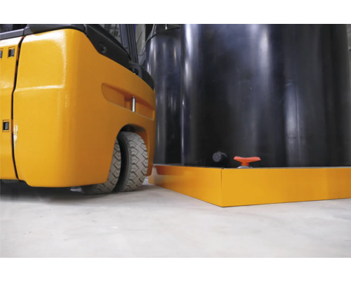 Detailansicht eines Gabelstaplers neben einem schwarzen Tank