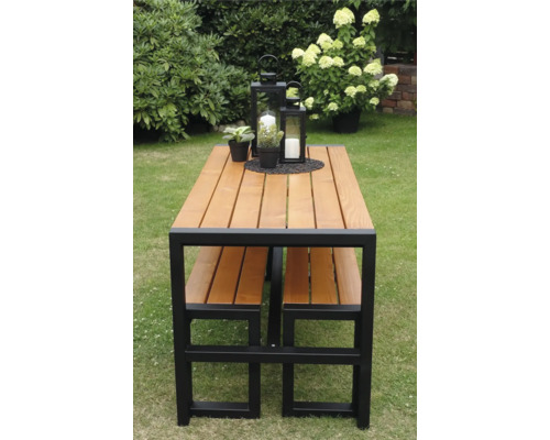 Table de jardin avec bancs et structure en acier sur gazon