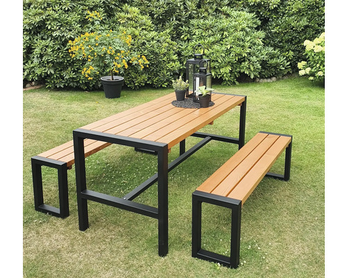 Scène de jardin avec table en bois et deux bancs en bois à cadre métallique