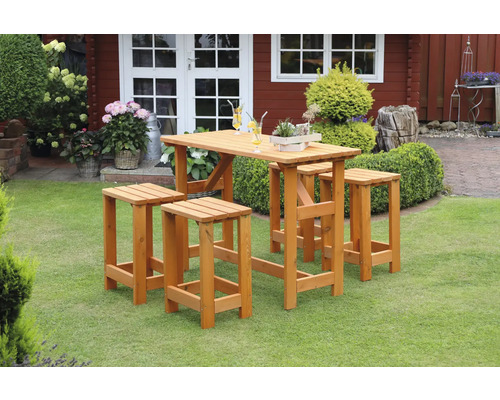Ensemble de salon de jardin avec table haute et quatre tabourets en bois dans le jardin
