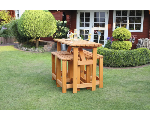 Ensemble table de bistrot en bois dans le jardin