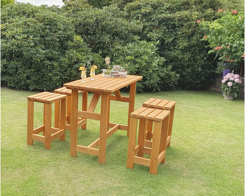 Ensemble de bistro en bois avec une table et quatre tabourets dans le jardin