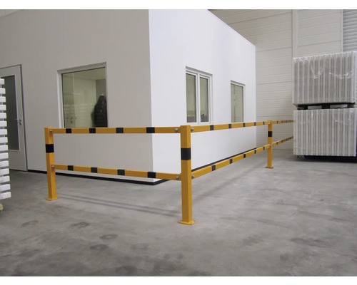 Garde-corps de protection dans une zone industrielle.