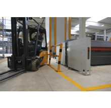 Gabelstapler fährt in einer Industriehalle