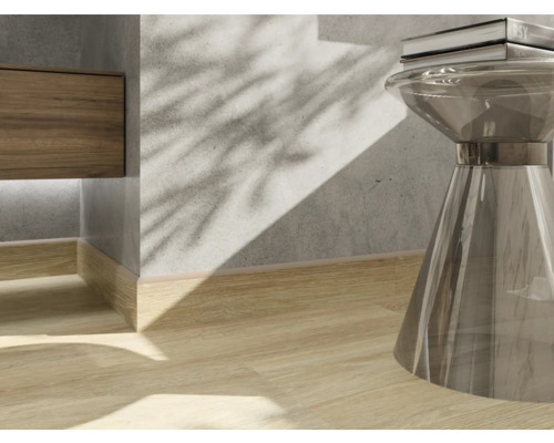 Detailaufnahme eines hellen Holzfußbodens in einem Raum.