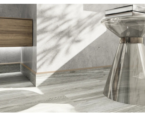 Gros plan d''un intérieur avec un élément en bois, une table transparente et un livre