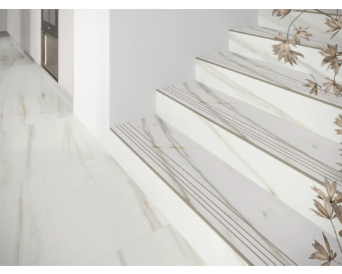 Treppe mit Trittstufen aus Steinzeug im Innenbereich