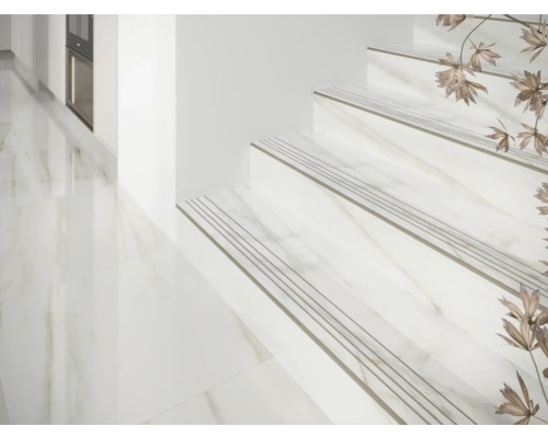 Helles Treppenhaus mit weißen Marmorstufen und Bodenfliesen