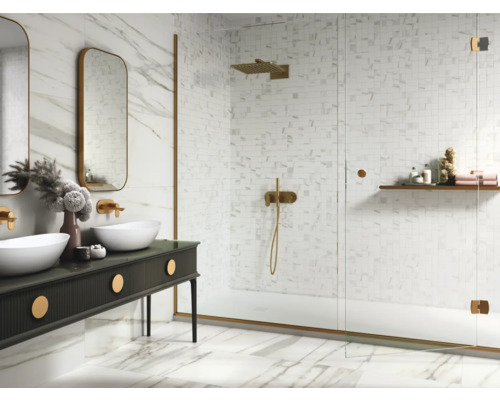 Badezimmer mit Doppelwaschbecken, Spiegeln und Duschkabine mit Mosaikfliesen