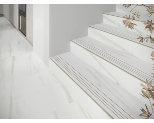 Szene mit Treppe mit Stufenmatten und Bodenfliesen in Marmoroptik.